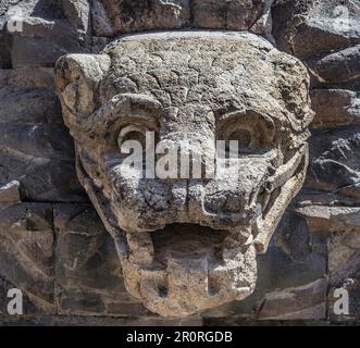 Teste mostruose sul tempio del serpente piume il monumento più importante e misterioso della città precolombiana di Teotihuacan, Messico Foto Stock