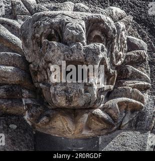 Teste mostruose sul tempio del serpente piume il monumento più importante e misterioso della città precolombiana di Teotihuacan, Messico Foto Stock