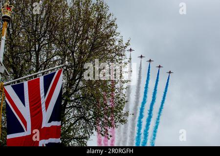 Le frecce rosse della RAF sorvolano all'incoronazione di re Carlo III, maggio 2023 Foto Stock