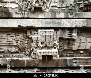 Il Tempio del serpente piume, scultura raffigurante la divinità conosciuta come Quetzalcoatl, il serpente piume, Teotihuacán (Tenochtitlan) in Messico Foto Stock