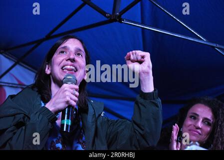 Marcianise, Campania, Italia. 8th maggio, 2023. Visita amministrativa elettorale in Campania per il nuovo segretario del Partito democratico Italiano, Elly Schlein durante il suo discorso a sostegno del candidato del Partito democratico al sindaco di Marcianise in provincia di Caserta. (Credit Image: © Pasquale Gargano/Pacific Press via ZUMA Press Wire) SOLO PER USO EDITORIALE! Non per USO commerciale! Foto Stock