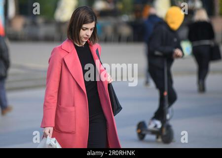 Donna croata che cammina in Piazza Ban Jelacic, Zagabria, Croazia Foto Stock