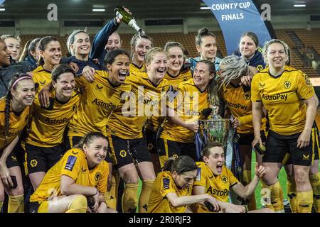 Wolverhampton, Regno Unito. 09th maggio, 2023. Wolverhampton, Inghilterra, 9th 2023 maggio: I lupi celebrano a tempo pieno la finale della Birmingham County Cup tra Wolverhampton Wanderers e Stourbridge allo stadio Molineux di Wolverhampton, Inghilterra (Natalie Mincher/SPP) Credit: SPP Sport Press Photo. /Alamy Live News Foto Stock