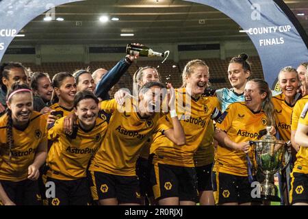 Wolverhampton, Regno Unito. 09th maggio, 2023. Wolverhampton, Inghilterra, 9th 2023 maggio: I lupi celebrano a tempo pieno la finale della Birmingham County Cup tra Wolverhampton Wanderers e Stourbridge allo stadio Molineux di Wolverhampton, Inghilterra (Natalie Mincher/SPP) Credit: SPP Sport Press Photo. /Alamy Live News Foto Stock