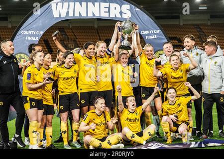 Wolverhampton, Regno Unito. 09th maggio, 2023. Wolverhampton, Inghilterra, 9th 2023 maggio: I lupi celebrano a tempo pieno la finale della Birmingham County Cup tra Wolverhampton Wanderers e Stourbridge allo stadio Molineux di Wolverhampton, Inghilterra (Natalie Mincher/SPP) Credit: SPP Sport Press Photo. /Alamy Live News Foto Stock