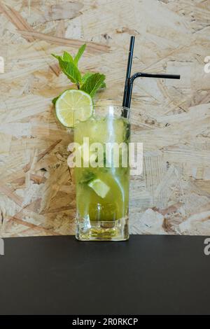 Un mojito alcolico servito in un bicchiere alto con un sacco di ghiaccio Foto Stock