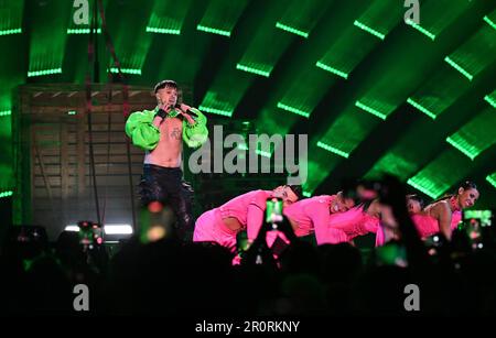 Liverpool, Regno Unito. 09th maggio, 2023. Jere Poyhonen (l), alias Kaarija, finlandese canta 'Cha Cha Chaa' durante la prima semifinale del 67th° Concorso di canzoni Eurovision alla M&S Bank Arena. Credit: Peter Kneffel/dpa/Alamy Live News Foto Stock