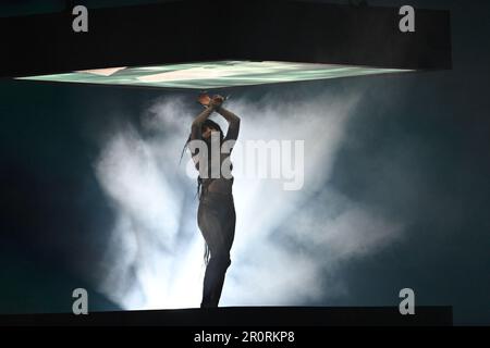 Liverpool, Regno Unito. 09th maggio, 2023. Loreen dalla Svezia canta 'Tattoo' durante la prima semifinale del concorso di canzoni Eurovision 67th alla M&S Bank Arena. Credit: Peter Kneffel/dpa/Alamy Live News Foto Stock