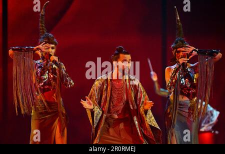 Liverpool, Regno Unito. 09th maggio, 2023. Pasha Parfeni (M) della Moldova canta 'Soarele ·i luna' durante la prima semifinale del Concorso di canzoni Eurovision 67th alla M&S Bank Arena. Credit: Peter Kneffel/dpa/Alamy Live News Foto Stock