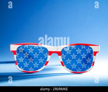 Freschi occhiali da sole rossi, bianchi e blu nel modello della bandiera americana. Per gli USA 4th luglio o altre celebrazioni patriottiche. Foto Stock