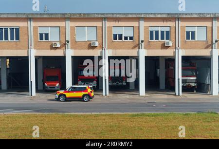 Stazione dei vigili del fuoco con camion dei vigili del fuoco all'interno Foto Stock