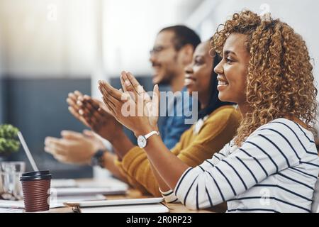 Ben fatto ottimo lavoro. un gruppo di uomini d'affari che batte le mani. Foto Stock