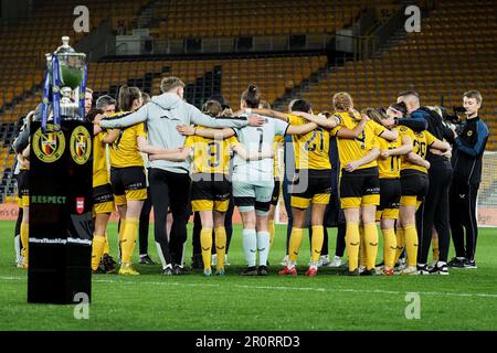 Wolverhampton, Regno Unito. 09th maggio, 2023. Wolverhampton, Inghilterra, 9th 2023 maggio: Guazzabuglio del team dei lupi a tempo pieno della finale della Birmingham County Cup tra Wolverhampton Wanderers e Stourbridge allo stadio Molineux di Wolverhampton, Inghilterra (Natalie Mincher/SPP) Credit: SPP Sport Press Photo. /Alamy Live News Foto Stock