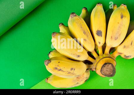 Ducasse Banana su sfondo verde.Nam Wah Banana su sfondo verde.Banana verde piatto Lay.Thai frutta per copia text.Green sfondo. Foto Stock