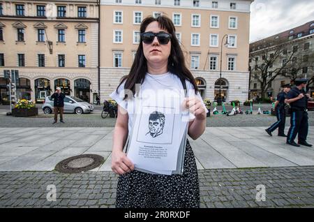 9 maggio 2023, Monaco, Baviera, Germania: I membri dell'opposizione russa sono arrivati per protestare contro i putinisti con foto delle vittime della guerra russa. In coincidenza con le celebrazioni della Giornata Mondiale della Vittoria, Monaco di Baviera ha visto un'altra demo del reggimento immortale che è stata questa volta guidata da Amid Saidi, che ha organizzato la demo putinista nel 2022. Originariamente concepito dai giornalisti russi Sergei Kolotovkin, Sergei Lapenkov e Igor Dmitriev, per avere commemorazioni non militarizzate di coloro che hanno combattuto nella seconda guerra mondiale, il reggimento immortale (Ger: Unsterbliches Regiment) è stato visto dal 2015 come parte dell'h regime di Putin Foto Stock