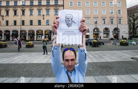9 maggio 2023, Monaco, Baviera, Germania: I membri dell'opposizione russa sono arrivati per protestare contro i putinisti con foto delle vittime della guerra russa. In coincidenza con le celebrazioni della Giornata Mondiale della Vittoria, Monaco di Baviera ha visto un'altra demo del reggimento immortale che è stata questa volta guidata da Amid Saidi, che ha organizzato la demo putinista nel 2022. Originariamente concepito dai giornalisti russi Sergei Kolotovkin, Sergei Lapenkov e Igor Dmitriev, per avere commemorazioni non militarizzate di coloro che hanno combattuto nella seconda guerra mondiale, il reggimento immortale (Ger: Unsterbliches Regiment) è stato visto dal 2015 come parte dell'h regime di Putin Foto Stock