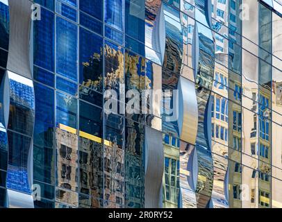 Doppia riflessione: Una 57 riflette la 142 West 57th Street, che riflette il Trump Parc a Central Park South. Foto Stock