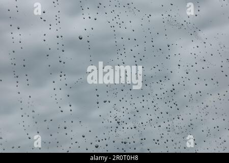 Gocce d'acqua sul vetro della finestra come sfondo, primo piano Foto Stock