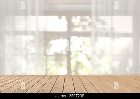Superficie di legno vuota e vista sfocata della finestra Foto Stock
