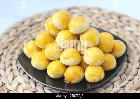 I biscotti al nastar, le crostate di ananas o la crostata di nanas sono piccoli dolci di piccole dimensioni riempiti o ricoperti di marmellata di ananas, comunemente trovati quando Hari Raya o Eid Foto Stock