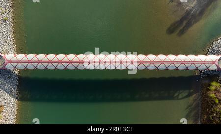 Si affaccia su un ponte pedonale sul fiume Bow a Calgary. Foto Stock