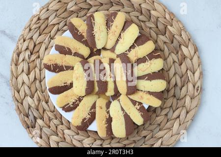 KUE Lidah Kucing o biscotti della lingua del gatto. Comunemente servito durante le vacanze Eid al Fitr. Biscotti indonesiani per le vacanze. Foto Stock