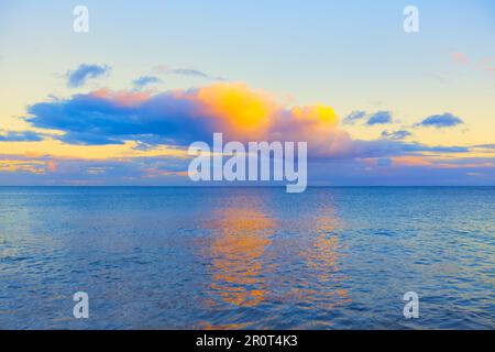 Colorate nuvole al crepuscolo sul mare . Spettacolare tramonto riflesso sul mare Foto Stock