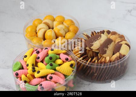 Biscotti per la festa di Eid al Fitr. Varietà di dolci Eid al Fitr (biscotti Nastar, torta caterpillar e biscotti Lidah Kucing). Foto Stock