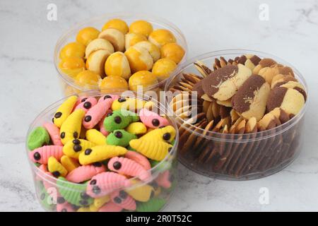 Biscotti per la festa di Eid al Fitr. Varietà di dolci Eid al Fitr (biscotti Nastar, torta caterpillar e biscotti Lidah Kucing). Foto Stock