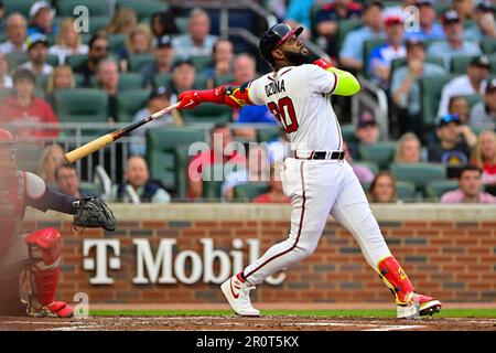 Atlanta, Stati Uniti. 09th maggio, 2023. Gli Atlanta Braves hanno designato l'hitter Marcell Ozuna (20) Grounds alla terza base consentendo a Sean Murphy di segnare contro i Boston Red Sox durante il primo inning di una partita di baseball della Major League al Truist Park di Atlanta, Georgia, martedì 9 maggio 2023. Photo by David Tulis/UPI Credit: UPI/Alamy Live News Foto Stock