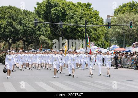 Rappresentazione della battaglia del 5 maggio, marzo nella parata civica in occasione dell'anniversario della battaglia del 5 maggio nello stato di Puebla Foto Stock