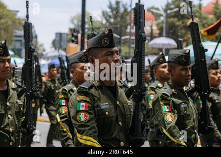 Rappresentazione della battaglia del 5 maggio, marzo nella parata civica in occasione dell'anniversario della battaglia del 5 maggio nello stato di Puebla Foto Stock