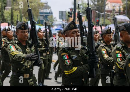 Rappresentazione della battaglia del 5 maggio, marzo nella parata civica in occasione dell'anniversario della battaglia del 5 maggio nello stato di Puebla Foto Stock