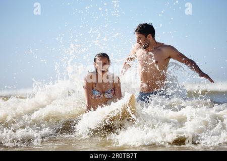 Estate selvaggia. una bella giovane donna che ha dato una lezione di surf. Foto Stock