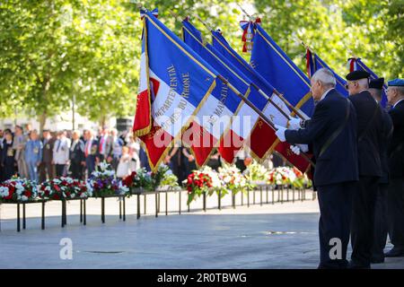 Marsiglia, Francia. 08th maggio, 2023. I portieri di bandiera, sono stati costituiti da veterani, durante la commemorazione del 8 maggio 1945 a Marsiglia. Ogni anno le cerimonie di commemorazione del 8 maggio 1945 segnano una data importante, la vittoria delle forze alleate sulla Germania nazista e la fine della seconda guerra mondiale in Europa. Credit: SOPA Images Limited/Alamy Live News Foto Stock