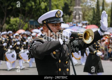 Rappresentazione della battaglia del 5 maggio, marzo nella parata civica in occasione dell'anniversario della battaglia del 5 maggio nello stato di Puebla Foto Stock