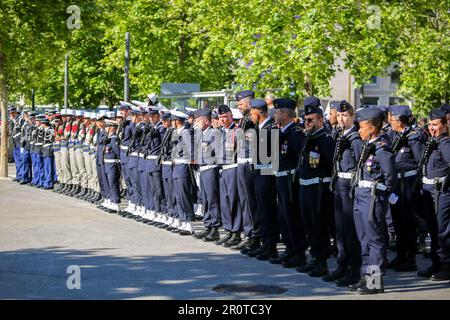 Marsiglia, Francia. 08th maggio, 2023. Soldati che rappresentano diversi corpi dell'esercito francese durante la commemorazione del 8 maggio 1945 a Marsiglia. Ogni anno le cerimonie di commemorazione del 8 maggio 1945 segnano una data importante, la vittoria delle forze alleate sulla Germania nazista e la fine della seconda guerra mondiale in Europa. (Foto di Denis Thaust/SOPA Images/Sipa USA) Credit: Sipa USA/Alamy Live News Foto Stock