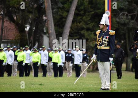 Bogota, Colombia. 09th maggio, 2023. Un cadetto marea durante la cerimonia del nuovo direttore della polizia colombiana William Rene Salamanca presso l'Accademia generale di polizia di Santander a Bogotà, Colombia. 9 maggio 2023. Photo by: Cristian Bayona/Long Visual Press Credit: Long Visual Press/Alamy Live News Foto Stock