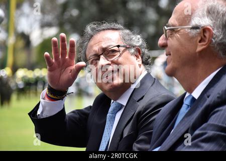 Bogota, Colombia. 09th maggio, 2023. il presidente colombiano Gustavo Petro si è fatto un'onda durante la cerimonia del nuovo direttore della polizia colombiana William Rene Salamanca presso l'Accademia generale di polizia di Santander a Bogotà, Colombia. 9 maggio 2023. Photo by: Cristian Bayona/Long Visual Press Credit: Long Visual Press/Alamy Live News Foto Stock