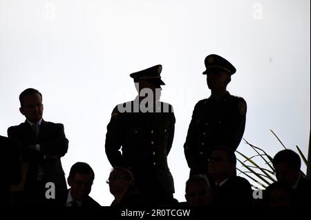 Bogota, Colombia. 09th maggio, 2023. Gli ufficiali di polizia colombiani parlano durante la cerimonia del nuovo direttore della polizia colombiana William Rene Salamanca presso l'Accademia generale di polizia di Santander a Bogotà, Colombia. 9 maggio 2023. Photo by: Chepa Beltran/Long Visual Press Credit: Long Visual Press/Alamy Live News Foto Stock