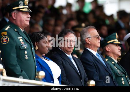 Bogota, Colombia. 09th maggio, 2023. Vicepresidente colombiano Francia Marquez (L) il presidente Gustavo Petro (C) e il ministro della difesa Ivan Velasquez (R) durante la cerimonia del nuovo direttore della polizia colombiana William René Salamanca presso l'Accademia generale di polizia di Santander a Bogotà, in Colombia. 9 maggio 2023. Photo by: Chepa Beltran/Long Visual Press Credit: Long Visual Press/Alamy Live News Foto Stock