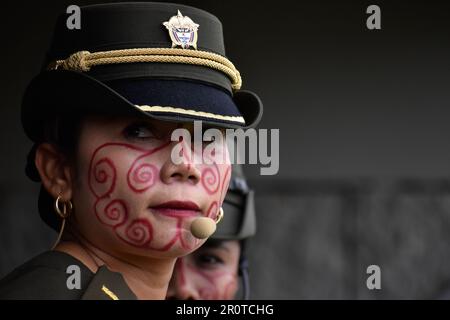 Bogota, Colombia. 09th maggio, 2023. Ufficiale di polizia indigena colombiana durante la cerimonia del nuovo direttore della polizia colombiana William Rene Salamanca presso l'Accademia generale di polizia di Santander a Bogotà, Colombia. 9 maggio 2023. Photo by: Cristian Bayona/Long Visual Press Credit: Long Visual Press/Alamy Live News Foto Stock