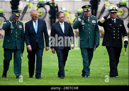 Bogota, Colombia. 09th maggio, 2023. il presidente colombiano Gustavo Petro marea insieme al minatore della difesa Ivan Velasquez e ai capi di Stato maggiore durante la cerimonia del nuovo direttore della polizia colombiana William René Salamanca presso l'Accademia generale di polizia di Santander a Bogotà, in Colombia. 9 maggio 2023. Photo by: Chepa Beltran/Long Visual Press Credit: Long Visual Press/Alamy Live News Foto Stock