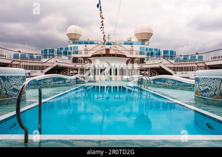 Yokohama, Giappone 16 luglio 2016 - piscina blu vuota sulla principessa Diamond della Princess Cruise Line. Foto Stock