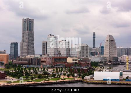 Yokohama, Giappone 16 luglio 2016 - Vista di Yokohama, Giappone dal ponte della nave da crociera Diamond Princess. Foto Stock