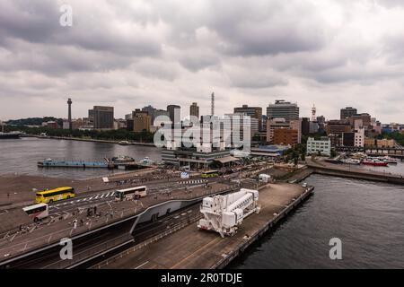 Yokohama, Giappone 16 luglio 2016 - partenza dal traghetto di Yokohama in Giappone con vista dello skyline della città. Foto Stock