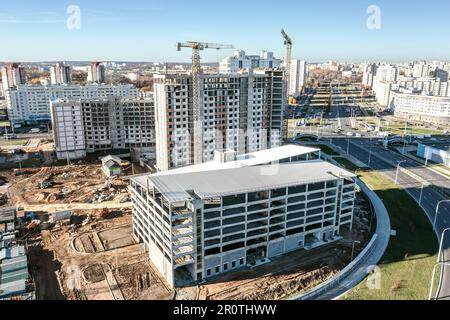sviluppo di una nuova zona residenziale. garage multilivello in costruzione. vista aerea. Foto Stock
