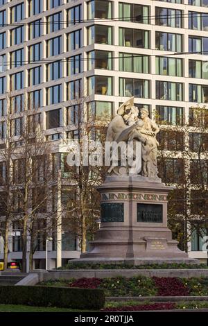 Basilea, Svizzera - 17 novembre 2020: Monumento commemorativo a Strassburger a Basilea, Svizzera. (1895), è in memoria dell'aiuto ricevuto da Strassburg Foto Stock