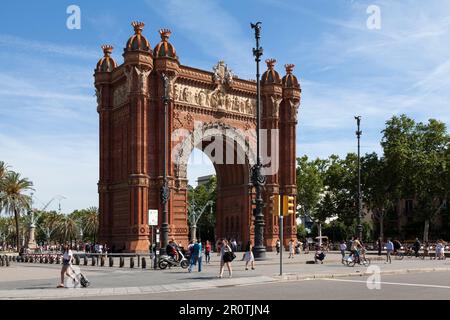 Barcellona, Spagna - Giugno 08 2018: Persone che camminano intorno all'Arco di Trionfo. Foto Stock