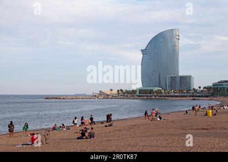 Barcellona, Spagna - Giugno 08 2018: Persone in spiaggia vicino al porto turistico. Foto Stock